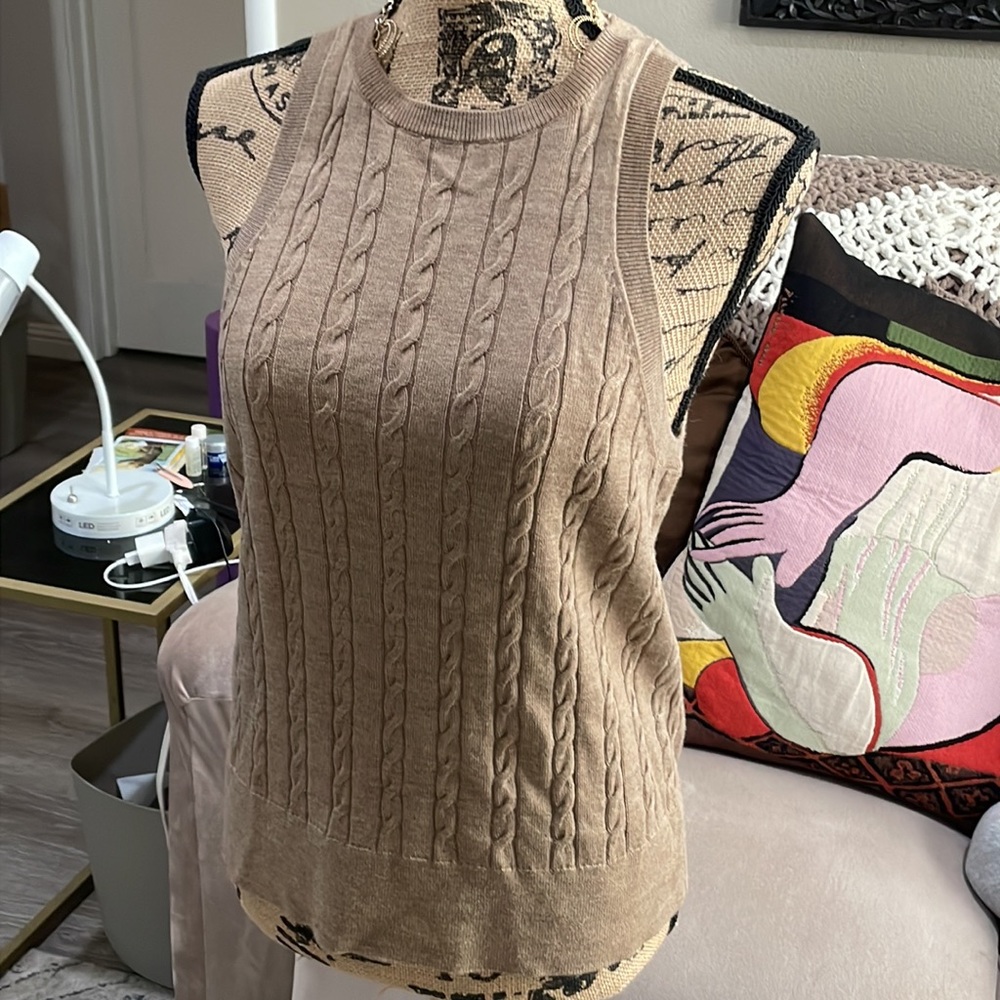 Sleeveless high collar sweater